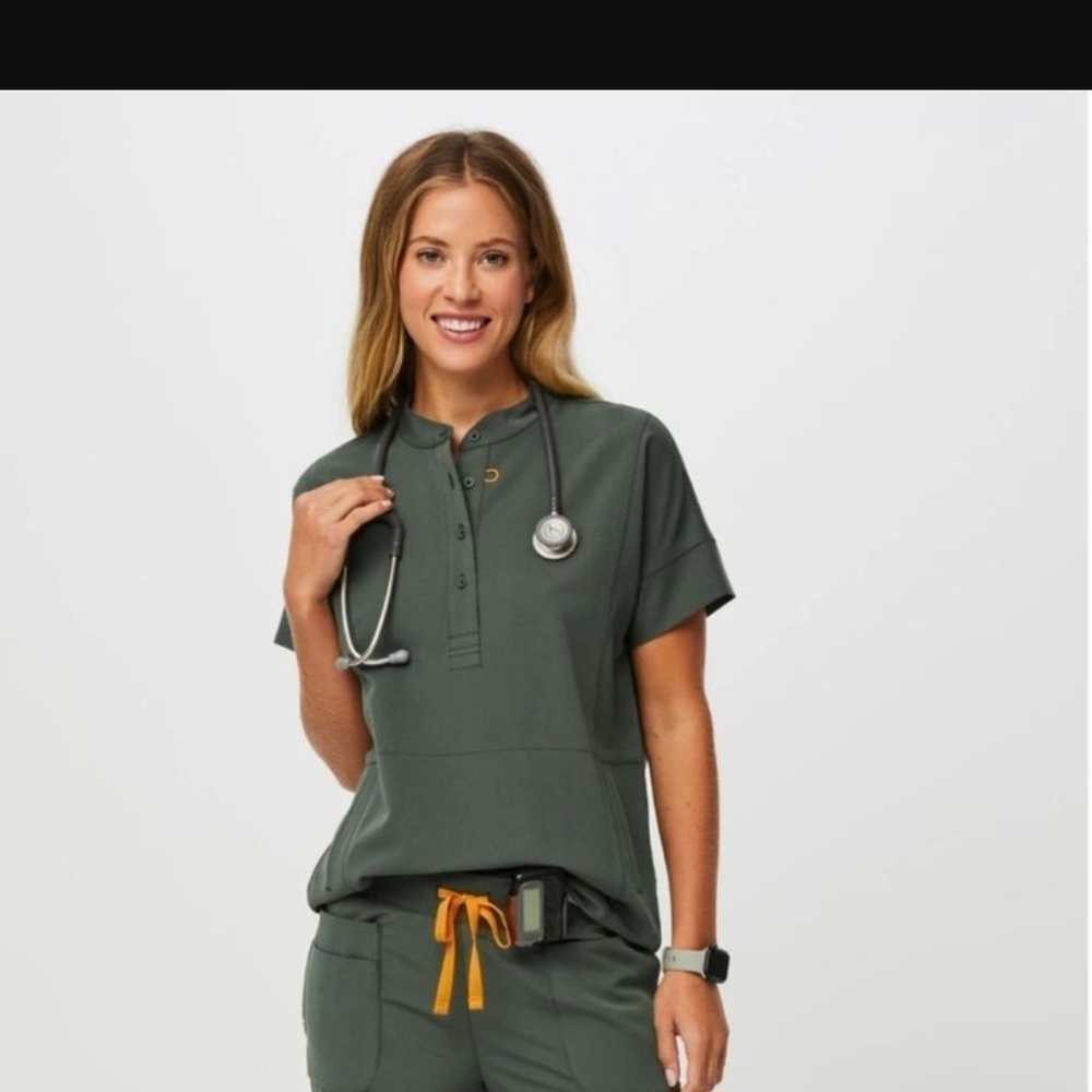 Figs Manilla And Zamora Scrub Set In Moss